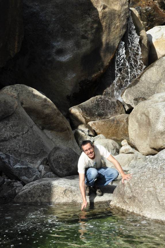 De tão gelada, a água até queima, na Wapama Falls, no Yosemite National Park, na Califórnia, nos Estados Unidos